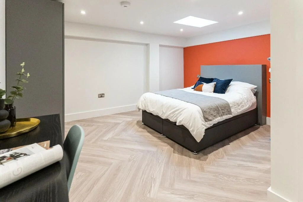 Off Market (Manchester, M50)